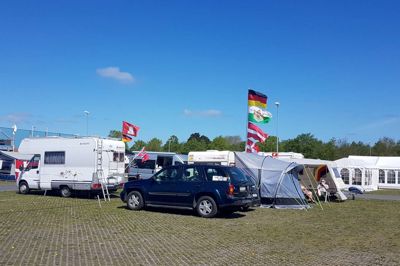 Der bliver uddelt roser til organsationen bag VM i ishockey i Herning, og det gælder også forholdene i Herning Hockey Camp.? Foto: Palle Heering NIelsen