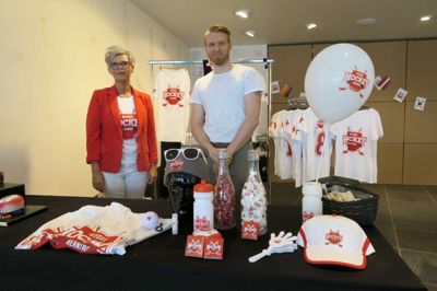 Det er mor og søn, Dorthe Frost Brusen og Sebastian Frost Fredensborg, som er folkene bag B2Bgaver, der har lavet alt »Hygge Hockey Herning«-merchandisen. Foto: Aske Visser Ottosen