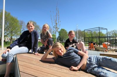 En svævebane rundt omkring Herning og et højhus ude midt i Fuglsang Sø fyldt med sport og restauranter. 5. årgang på Lundgårdskolen har store planer for Herning. Fra venstre er det Filipa Rode Thomsen, Emilie Gram Hansen og Mads Enbjerg Andersen med Lasse Hjorth Jørgensen foran.? foto: jesper wind