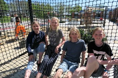 Mere underholdning med nye former for sport og flere muligheder for uddannelser står på ønskesedlen hos eleverne fra 5. årgang på Lundgårdskolen. Fra venstre er det Filipa Rode Thomsen, Emilie Gram Hansen, Lasse Jørgensen og Mads Engbjerg Andersen.?foto: jesper wind