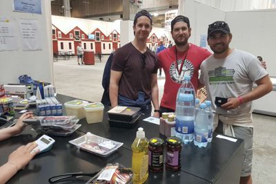 Kød til grillen, kartoffelsalat, vand og meget andet blev fredag middag købt ind i Rema 1000-butikken i Hal H i MCH Messecenter Herning. Her er det Henrik Arnesen, Sebastian Intveen og Johan Skaaret fra Oslo, som er klar til at betale.? Foto: Palle Heering Nielsen