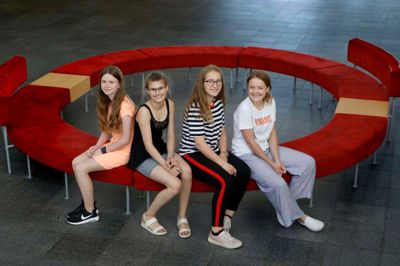 Fremtiden for Hotel Vildbjerg har været under kærlig behandling af (fra venstre) Sarah Løgager, Matilde Nielsen, Pernille Høy og Freja Bull. De synes, at hotellet ser lidt kedeligt ud og trænger til mere farve. Til gengæld er de ikke enige om den nye farve, og derfor har de valgt regnbuen, hvor der er flere at vælge imellem. ? Foto: Henrik Ole Jensen