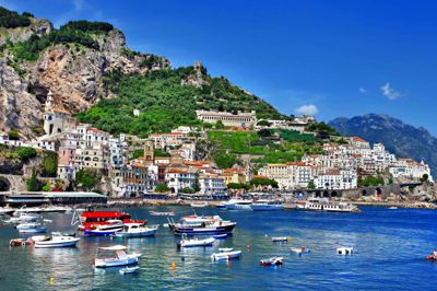 Udsigterne på Amalfikysten er intet mindre end blændende! De mange hyggelige byer som Ravello, Amalfi og Sorrento ligger som perler på en snor.