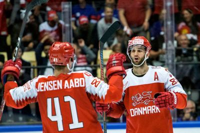 NHL-spilleren Frans Nielsen fra Herning gjorde en god figur i den danske landsholdstrøje under VM-slutrunden. Tre scoringer og tre assists blev det til for den erfarne ishockeystjerne, og hans røde kamptrøje kan nu blive din. Foto: Tom Laursen