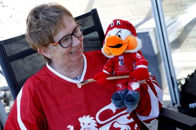 65-årige Lili Klausen fra Herning er vild med ishockey, så selvfølgelig har hun også en landsholdstrøje og en VM maskot. Ellers er hun ikke så meget til merchandise - hun har dog et par trøjer og et par halstørklæder, men hun bruger det faktisk kun til finalekampe, fortæller hun. ? Foto: Henrik Ole Jensen