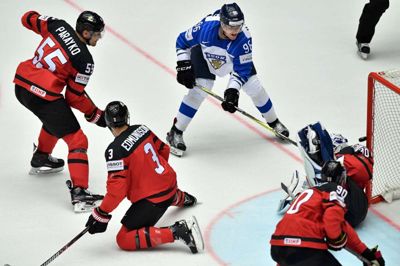 Lørdag tabte det canadiske ishockey landshold - i rødt - med 5-1 til Finland. Efter kampen festede de på Café Evald til langt ud på natten. ? foto: Ritzau Scanpix