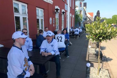 VM i ishockey sætter ikke kun sit præg på Herning i disse dage. I Kibæk har hotellet haft besøg af en delegation finske fans, der har fået stemningen i vejret. ?Foto: Privatfoto