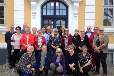 Fra venstre: Preben Huus, Åse Sørensen (Pedersen), Jan Råhede, Bodil Jørgensen (Pedersen), Ulla Lundager Højvang Mortensen (Lundager), Bodil Møller (klasselærer), Knud Andersen, Hans Jørgen Simonsen, Maja Brunbjerg (Jensen), Doris Damgård Jensen, Svend Erik Nielsen, Lilian Alkærsig (Sørensen), Inger Andersen, Agnete Pedersen, Bernhard Rasmussen, Bodil Rasmussen (Jensen), Karen Lundager. Knælende: Bente Scheel (Andersen), Bente Nyholm, Tove Mikkelsen (Nielsen), Anna Margrethe Thomsen (Andersen) og Lillian Kristensen (Bærentsen). ?Foto: Privatfoto
