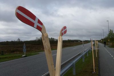 Ved cykelstien på Chr. Ydes Vej er der pyntet op med hockeystave. Foto: Kim Hansen