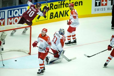 Begyndelsen til enden på det danske VM-eventyr i Herning: Letlands Miks Indrasis jubler over den scoring, som holdkammeraten Andris Dzerins satte ind efter godt ni minutter. I resten af kampen arbejdede danskerne hårdt, men kunne ikke score. ?Foto: Tom Laursen