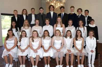 Konfirmanderne ses her sammen med sognepræst Dorte Kirkegaard. Foto: PhotoCare Herning