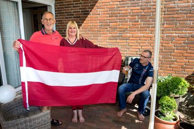 Benny Østergaard (t.v.) holder med Danmark, mens Ilze Dombrovska og Martin Dombrovskis støtter letterne: - Ishockeyfans skaber fantastisk stemning, siger Benny Østergaard.?Foto: Tom Laursen
