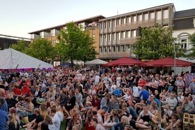 PROPFYLDT De danske fans invaderer Torvet i Herning tirsdag 15. maj, hvor det danske landshold spiller den afgørende kamp slutspilskamp. Kampen står mod Letland om en plads i kvartfinalen, og særligt efter Danmarks flotte sejr over Finland har mange af de danske fans en stor tro på, at vi også nok skal slå letterne. Der er udsolgt i Boxen til kampen, og der er også fyldt til sidste centimeter både i og udenfor teltet på Torvet med tusindvis af hockey-fans, der ser de danske drenge på storskærme. Men der er ikke engang gået 10 minutter, før Letland bringer sig foran og sender et hårdt slagskud direkte ind i fansenes humør. Desværre bliver kampen endestation for Danmark ved dette års VM. Letland vinder kampen med beskedne 1-0. ?Foto: Philip Horup