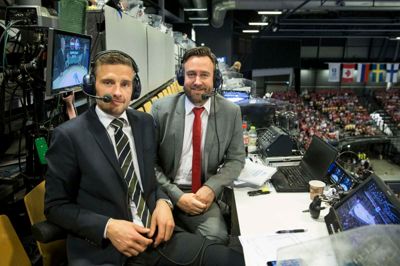 Herning fik massiv omtale under VM i ishockey, viser en undersøgelse, som Herning Kommune har fået foretaget af mediedækningen. På billedet er det journalist Jimmy Bøjgaard (t.h.) og ekspertkommentator Lasse Degn - begge fra Herning - til en af kampene i Jyske Bank Boxen. ?Foto: Tom Laursen