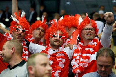 De danske fans er i super humør til kampen mod Tyskland, hvor Herning-drengen Frans Nielsen med sin scoring på straffeslag sikrer sit land sejren. Boxen koger næsten over af begejstring. Sikke en åbning på det første VM på dansk jord nogensinde. Foto: Flemming Hansen