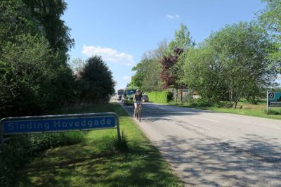 Sinding Hovedgade er i denne uge omkørsel for sydgående trafik, fordi Holstebromotorvejen skal have det sidste lag asfalt. ? foto: jesper wind