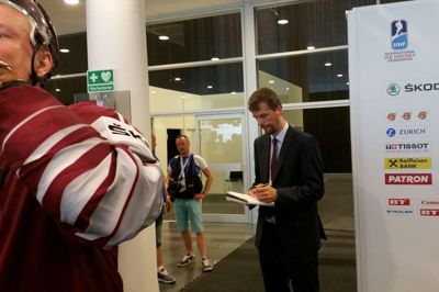 Folkebladets tidligere sportsjournalist Michael Søvsø har under VM ikke brugt sin blok til at notere gode historier på. I stedet har han som presseansvarlig for det danske landshold skullet holde styr på interviewønsker fra alle de medier, der har dækket VM. ?Foto: Thomas Damm
