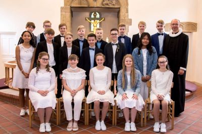Konfirmanderne blev fotograferet sammen med sognepræst René V. Jensen. Foto: Jakobsen Foto