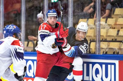 Anders Lee (t.h.) spillede sig i går i VM-semifinalen sammen med USA med en sejr over Filip Hronek og Tjekkiet. Lee er gode venner med herningensiske Frans Nielsen og har fået gode råd fra ham under opholdet i det midtjyske. ?Foto: Henning Bagger/Ritzau Scanpix