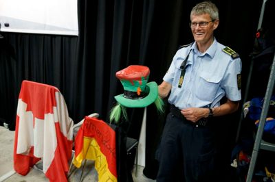 Efterladte flag og hatte er blevet indleveret til politiassistent Erik Hykkelbjerg og de øvrige politifolk i politiets butik i MCH Messecenter Herning. Alt det, der er efterladt under VM, bliver indleveret til politigården i Nørregade, hvor man kan få det udleveret.? Foto: Flemming Hansen