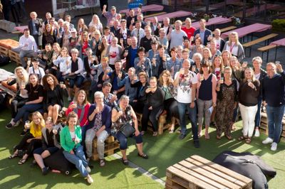 Skål og tak! Herning Citys medlemmer glæder sig over to ugers VM-fest i Herning, som er gået over al forventning. De takker samtidig resten af Herning for opbakningen. ?Foto: Erling Jørgensen