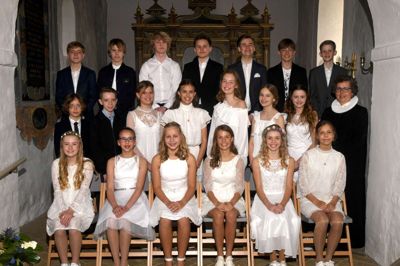 Konfirmanderne blev fotograferet sammen med sognepræst Ulla Kristiansen. Foto: PhotoCare Herning