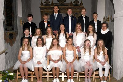 Her ses konfirmanderne sammen med sognepræst Ulla Kristiansen. Foto: PhotoCare Herning