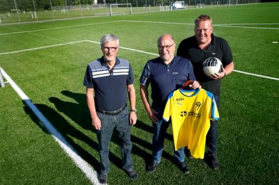 Aulums kunstgræsbane hedder nu Jakobsen & Blindkilde Arena. Fra venstre er det formand for Aulum Fritidscenter Jørgen B. Jørgensen, Esben S. Pedersen, administrerende direktør Jakobsen & Blindkilde, og Per Videbæk, formand for Aulum IF. Foto: Flemming Hansen