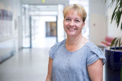 - Man skal huske, at det er vinter, og lige sparke i asfalten og mærke efter, om det er glat, når man tager hjemmefra. Og så skal man tage sin hjelm på, hvis man cykler! siger Mette Norup Frøjk, ledende oversygeplejerske ved Akutafdelingen på Hospitalsenheden Vest. ?Foto: Pr-foto