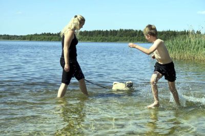 Sara Nonbo luftede i søndags hunden Carlos og sin lillebror Bertram i vandet ved Søby Sø. ?Foto: Bo Lundgaard