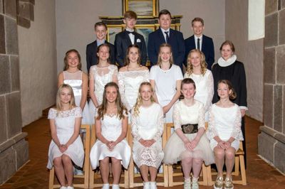 Konfirmanderne ses her sammen med sognepræst Inge Marie Kirketerp Hansen. Foto: PhotoCare Herning