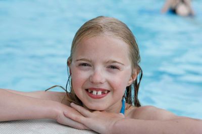 Lykke Nielsen, 10 år, Bording
- Jeg er her for at nyde det gode vejr, og så havde jeg ikke andet at lave. Så jeg er her for at hygge med mine veninder.
- Her er hyggeligt, synes jeg, og det er ikke koldt. Man skal bare lige vænne sig til det, når man springer i.