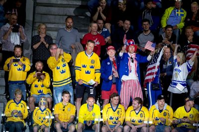 Som det er sædvane ved et ishockey-VM kan fans fra alle lande feste sammen uden at det giver anledning til nogen form for ballade. Heller ikke selv om der drikkes øl undervejs. Her er det fra semifinalen mellem Sverige og USA. ? Foto: Liselotte Sabroe/Ritzau Scanpix