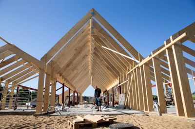 Institutionsleder i Bording Børnehave glæder sig meget til de nye rammer, som er ved at blive opført på Bodholtvej. Her ses han i den del af byggeriet, der skal rumme institutionens køkken. ?Foto: Tom Laursen