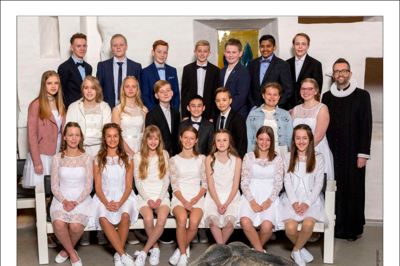Konfirmanderne ses her sammen med sognepræst René Nord Hansen. Foto: Erling Jørgensen