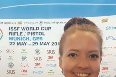 Rikke Mæng fremviser stolt sin karrieres første World Cup-medalje. Den 27-årige skytte fra Sunds skød sig i går til bronzen ved den stærkt besatte World Cup i München, Tyskland. Samtidig satte hun ny europæisk rekord og var eneste europæer i top-fem. ?Foto: Dansk Skytte Union
