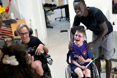 Pione Sisto fik en fantastisk modtagelse i centerklassen, hvor han genkendte flere af eleverne. Her hilser den tidligere FCM-profil på Silas Vestergaard Schou, der selvfølgelig har en FCM-trøje på. ?foto: tom laursen