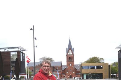 Museumsinspektør Martin Winther Olesen har atter pumpet cyklen for gentage sidste års succes med en cykeltur gennem områdets historisk og arkæologisk interessante steder. Denne gang langs den gamle hovedpulsåre mellem Vildbjerg og resten af verden. ? Foto: Museum Midtjylland