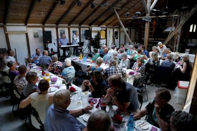 Kibæk Mølle var fyldt med frivillige og brugere fra værestedet Den Blå Mølle. ? Foto: Henrik Ole Jensen.
