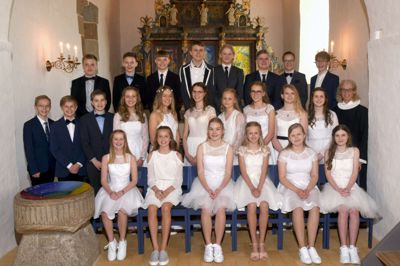Konfirmanderne ses her sammen med sognepræst Mona Kjær Nielsen. Foto: Photocare Herning