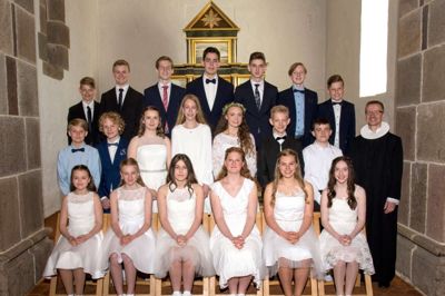 Konfirmanderne ses her sammen med sognepræst Brian Krüger Iversen. Foto: PhotoCare Herning