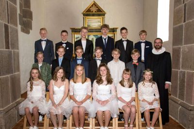 Konfirmanderne blev fotograferet sammen med sognepræst Mikael Grønhøj Skovgård. Foto: PhotoCare Herning