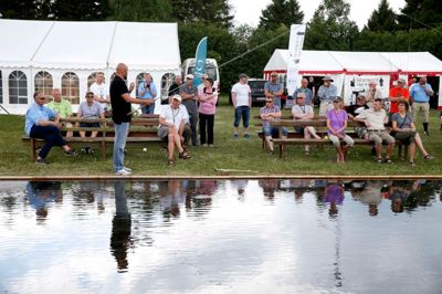 Aktører og gæster fra ind- og udland besøgte lystfiskerfestivalen i Skarrild i weekenden, hvor deres hobby fik lov til at løbe linen ud på enhver tænkelig måde. Her er der kastedemo ved et af de aflange bassiner på festivalpladsen. ? Foto: Flemming Hansen