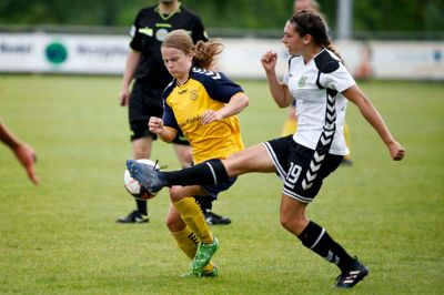 Vildbjergs Mia Rødvig Olesen (t.v.) kæmper om bolden med Varde-spilleren Silvia Leonessi i søndagens match på Vildbjerg Stadion. Her snublede værterne, der overraskende tabte 0-3. ? Foto: Flemming Hansen
