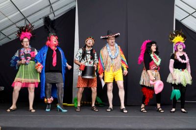 Årets revyhold er Pernille Ellegaard, Marianne Klarholt, Jan Grarup, Peder Jensen, Ina Bøgedal og Christina Meyer Jensen. ? Foto: Henrik Ole Jensen