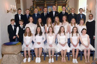 Konfirmanderne ses her sammen med pastor Rasmus B. Houler. Foto: PhotoCare Herning