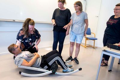 Den batteridrevne Raizer kan på minutter hjælpe en liggende borger på ret køl uden brug af menneskelige kræfter. Her er det Anja Skærlund, der prøver maskinen, mens Malene Bolsen (t.v.) ser til sammen med Anne-Mette Lysgaard, Lene Simonsen og Tanja Bendsen. Foto: Tom Laursen