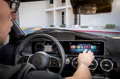 Mercedes-Benz har verdenspremiere på et helt nyt betjeningssystem, kaldet MBUX, i A-klassen. Man kan sammenligne det med styresystemet i en smartphone, og det hele er lagt an på, at man kan styre funktionerne ved tale.? Foto: PR-foto