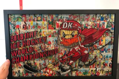 Detaljerne er talrige på det farverige kunstværk, som 75-årige Ove Jensen tirsdag formiddag kunne give borgmester Lars Krarup. Gaven er et symbol på ishockey-VM: - De Anders And-blade, jeg bruger, må ikke være falmede og skal have den rigtige tykkelse, siger Ove Jensen.? Pr-foto
