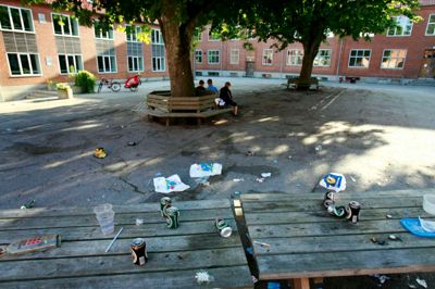Tomme skolegårde og legepladser kan blive ramt af rod og hærværk, når unge holder fest i læseferien. Her er det Vestervangskolen, der for nogle år siden var plaget. SSP-Herning råder voksne til at gå en tur med hunden, når de hører og ser noget og tage en positiv snak med de unge. ?foto: flemming hansen